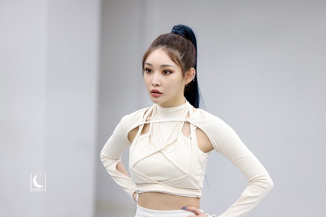 Chungha bị Knet khẩu nghiệp vì lộ mặt sưng phồng đáng báo động ở hậu trường, Park Bom bỗng dưng bị gọi tên - Ảnh 2.