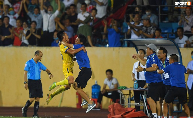 CLB Nam Định hạ thuyết phục HAGL 2-0 trong ngày bóng đá Việt Nam chính thức trở lại - Ảnh 4.