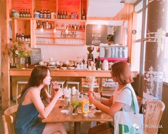 Kh&aacute;c với h&igrave;nh ảnh k&iacute;n đ&aacute;o thường thấy, Song Hye Kyo cứ đi du lịch l&agrave; quẩy đồ gợi cảm hơn hẳn - Ảnh 5.