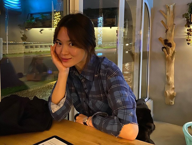 Kh&aacute;c với h&igrave;nh ảnh k&iacute;n đ&aacute;o thường thấy, Song Hye Kyo cứ đi du lịch l&agrave; quẩy đồ gợi cảm hơn hẳn - Ảnh 7.