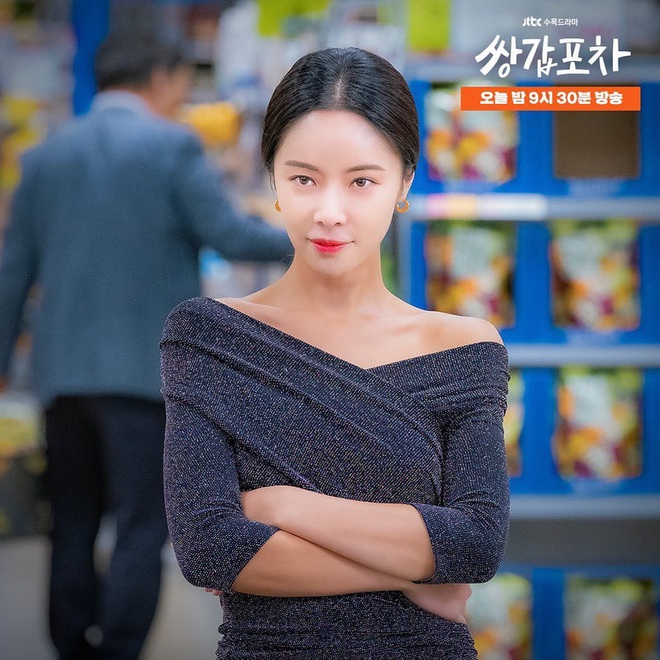 Hwang Jung Eum: Nữ hoàng rom-com đã trở lại lợi hại với vai dì hai quán rượu quyến rũ ở Mystic Pop-up Bar - Ảnh 11.