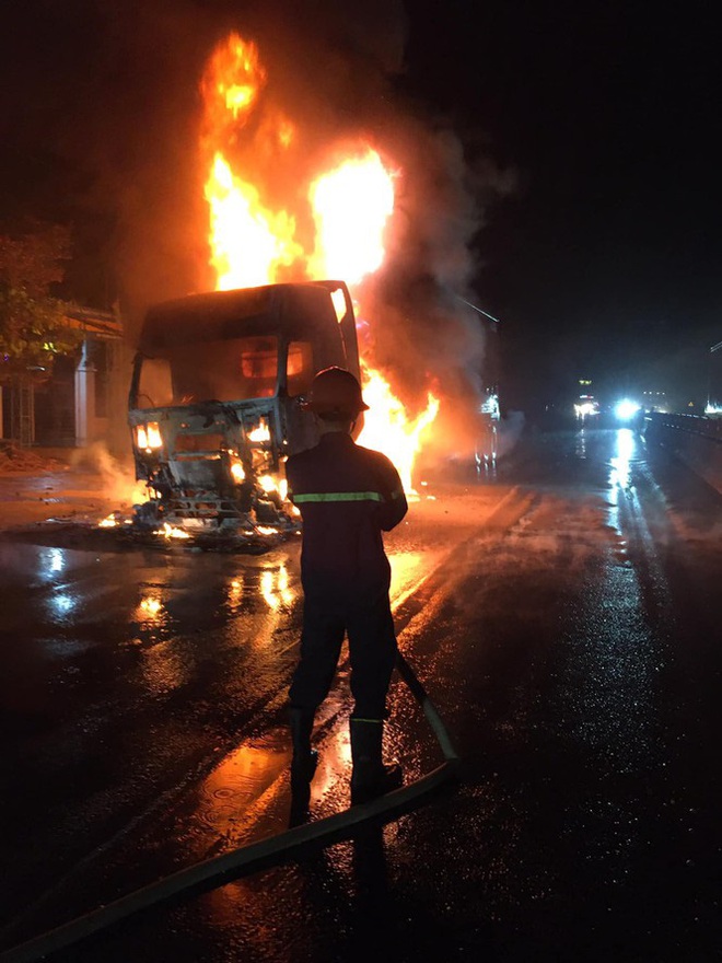 Đang lưu th&ocirc;ng, chiếc xe đầu k&eacute;o bất ngờ bốc ch&aacute;y dữ dội - Ảnh 1.