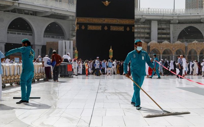 Sợ Covid-19, Saudi Arabia v&agrave; UAE vẫn đ&oacute;ng cửa nh&agrave; thờ dịp Eid Al-Fitr - Ảnh 1.