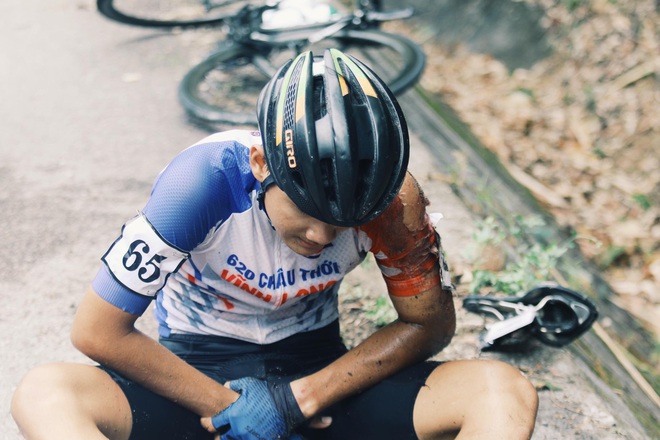 Xót xa tai nạn khi đổ đèo đua xe đạp: VĐV Việt Nam mặt rớm máu thất thần, nhà báo 69 tuổi bị thương - Ảnh 2.