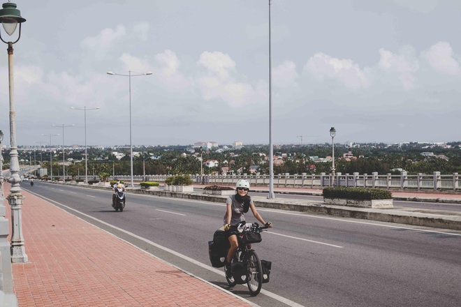 Cặp chồng Tây vợ Việt kết thúc 16.000km đạp xe từ Pháp về Việt Nam: Chặng cuối gian nan vì dịch bệnh Covid-19 - Ảnh 4.