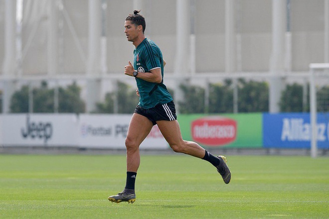 Ronaldo cơ chân săn chắc trong trạng thái bộc phá, thế mới thấy tập luyện ở nhà vì Covid-19 chưa bao giờ là vấn đề với anh - Ảnh 1.