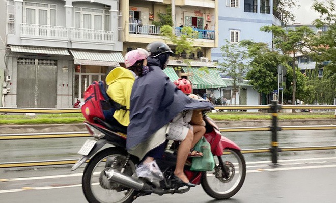  Toàn TP HCM bất ngờ xuất hiện mưa ngâu xua tan oi bức  - Ảnh 3.