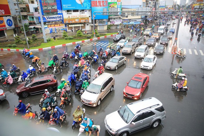 To&agrave;n TP HCM bất ngờ xuất hiện mưa ng&acirc;u xua tan oi bức  - Ảnh 4.