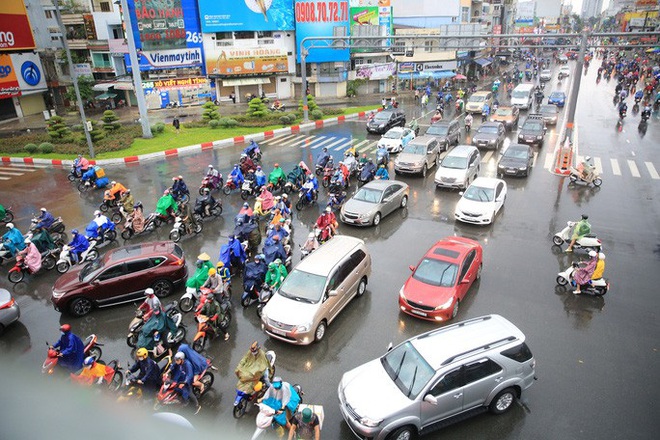  Toàn TP HCM bất ngờ xuất hiện mưa ngâu xua tan oi bức  - Ảnh 4.