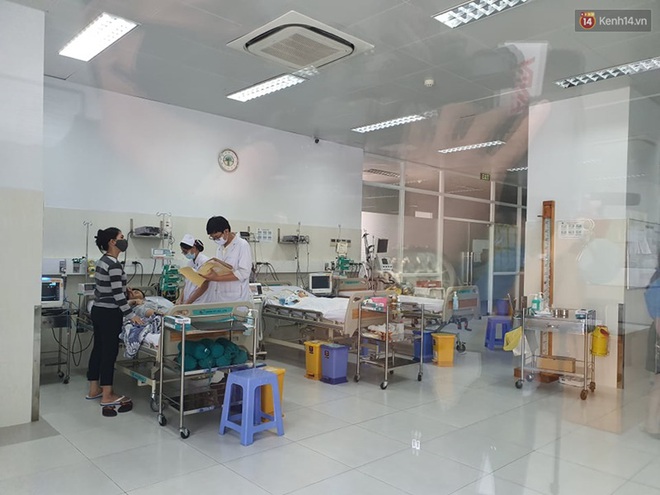 Vụ cây bật gốc khiến nhiều học sinh thương vong: Đưa cháu đến trường, chỉ 5 phút sau tôi nhận được tin cây đổ, cảnh tượng kinh hoàng lắm - Ảnh 2.