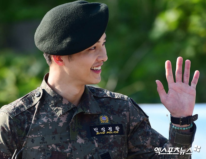 Song Joong Ki gây sốt vì ảnh nhập ngũ như cảnh phim 5 năm trước, hình tại ngũ huyền thoại của Hyun Bin bỗng bị đem ra so sánh - Ảnh 4.