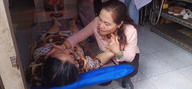 CLIP: Bí thư Nguyễn Thiện Nhân nắm chặt tay cha cháu bé bị phượng vĩ đè tử vong - Ảnh 4.