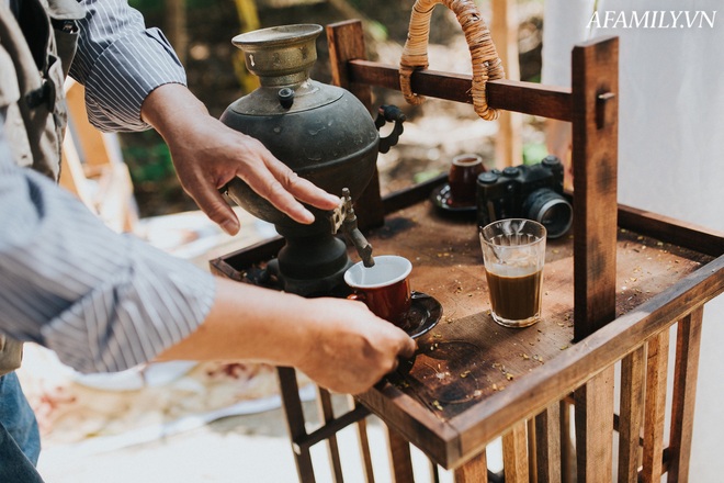 Quán cà phê vỉa hè vừa bé lại cũ kỹ nhất nhì Hà Nội, tồn tại suốt gần thế kỷ với 4 đời tiếp nhận nhưng vẫn đông khách vô cùng, 1 ngày bán cả nghìn cốc - Ảnh 13.