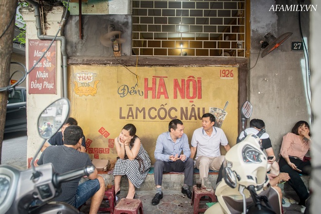 Quán cà phê vỉa hè vừa bé lại cũ kỹ nhất nhì Hà Nội, tồn tại suốt gần thế kỷ với 4 đời tiếp nhận nhưng vẫn đông khách vô cùng, 1 ngày bán cả nghìn cốc - Ảnh 22.