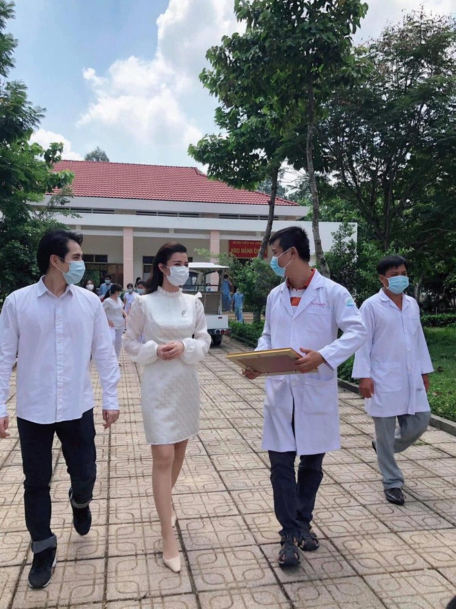 Đang bầu bì tháng thứ 4, Đông Nhi vẫn cùng Ông Cao Thắng đi bệnh viện Dã Chiến Củ Chi thăm hỏi đội ngũ y bác sĩ - Ảnh 3.