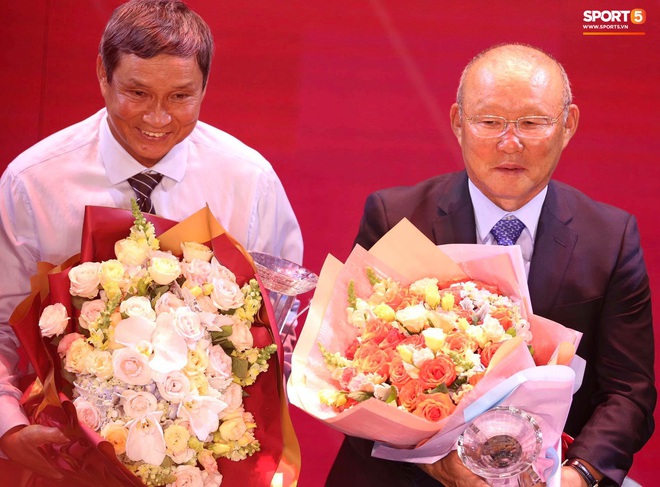 HLV Park Hang-seo khuyên Quang Hải nhường Quả bóng vàng cho người khác, anh chàng đáp lời khéo léo - Ảnh 2.