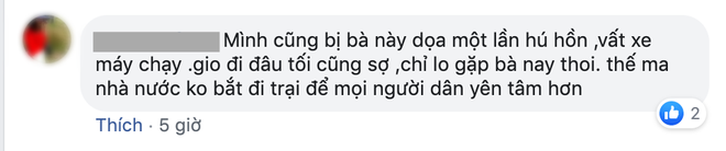 Clip: Người phụ nữ nghi tâm thần liên tục cầm gậy gộc tấn công học sinh, nhiều em sợ hãi bỏ xe đạp tháo chạy - Ảnh 5.