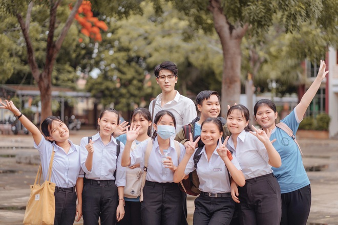 Xuất hiện thầy giáo soái ca trường người ta siêu cấp điển trai, shock nhất là cao khủng không ai ngờ tới - Ảnh 4.