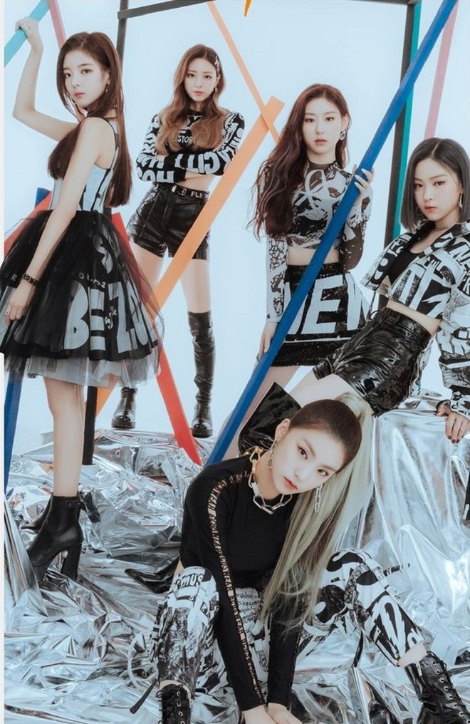 JYP tung ảnh coming soon cho ITZY, netizen đoán ngay ra là nhá hàng lightstick nhưng không thể không chê: Nhìn như robot dọn nhà? - Ảnh 8.