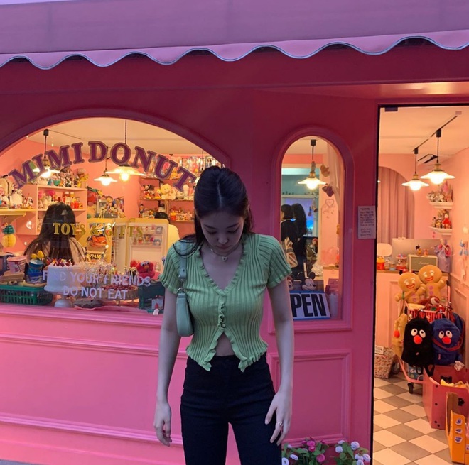 Joy ăn diện theo style ruột của Jennie, netizen tranh cãi: Kẻ kêu bắt chước, người bênh vực khen xinh - Ảnh 2.