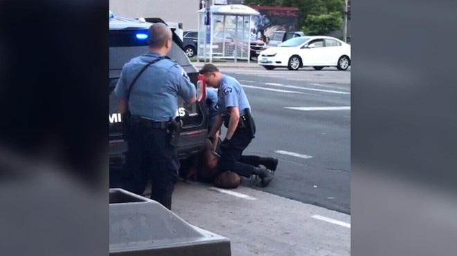 Mỹ: Bị cảnh sát da trắng lấy đầu gối chẹt cổ, người đàn ông da màu tử vong - Ảnh 1.