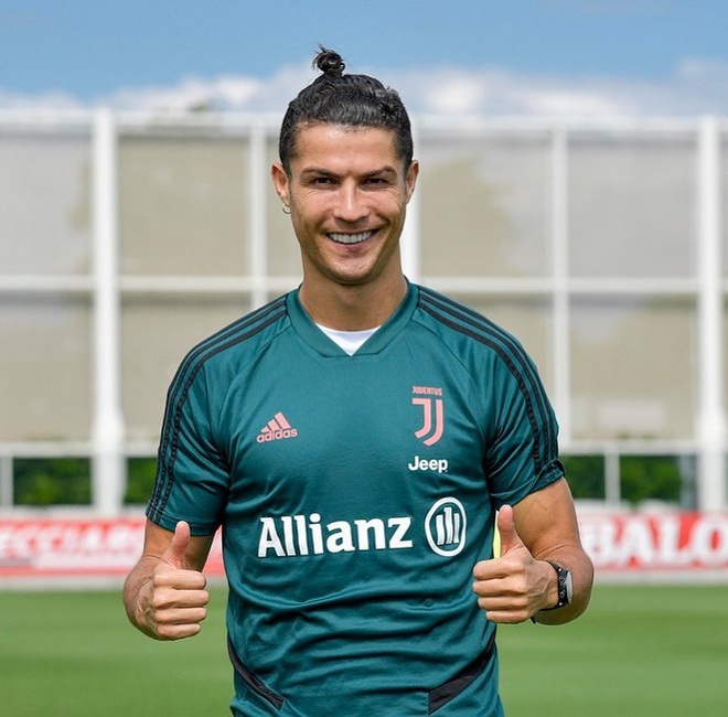 Ronaldo g&acirc;y sốt MXH bằng kiểu đầu m&igrave; t&ocirc;m mười năm mới c&oacute; một lần, fan đồng loạt xu&yacute;t xoa khen ngợi: Tr&ocirc;ng anh như đang hồi xu&acirc;n - Ảnh 3.