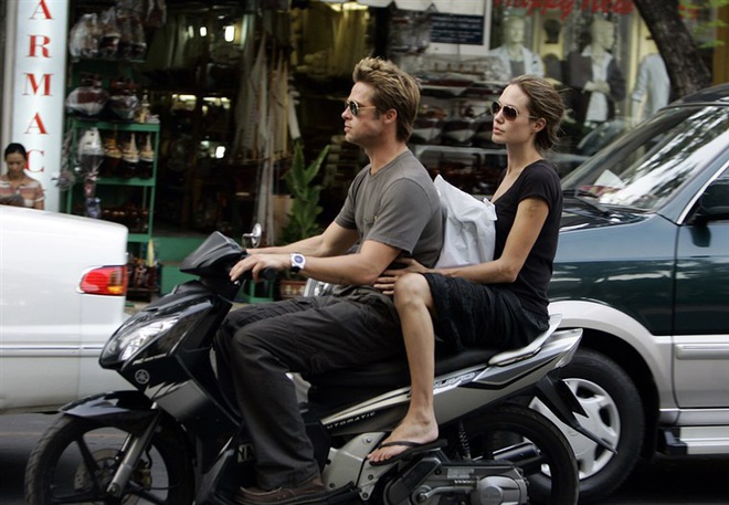 Netizen xôn xao vì ảnh Angelina Jolie - Brad Pitt vi vu ở TP.HCM 14 năm trước, choáng trước nhan sắc cặp đôi ngoài đời - Ảnh 3.