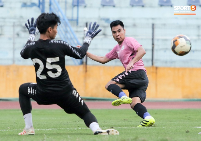 Quang Hải trổ tài điều cầu bằng tay chiêu sau buổi tập, bị giục về đi tắm vì mải chơi - Ảnh 10.