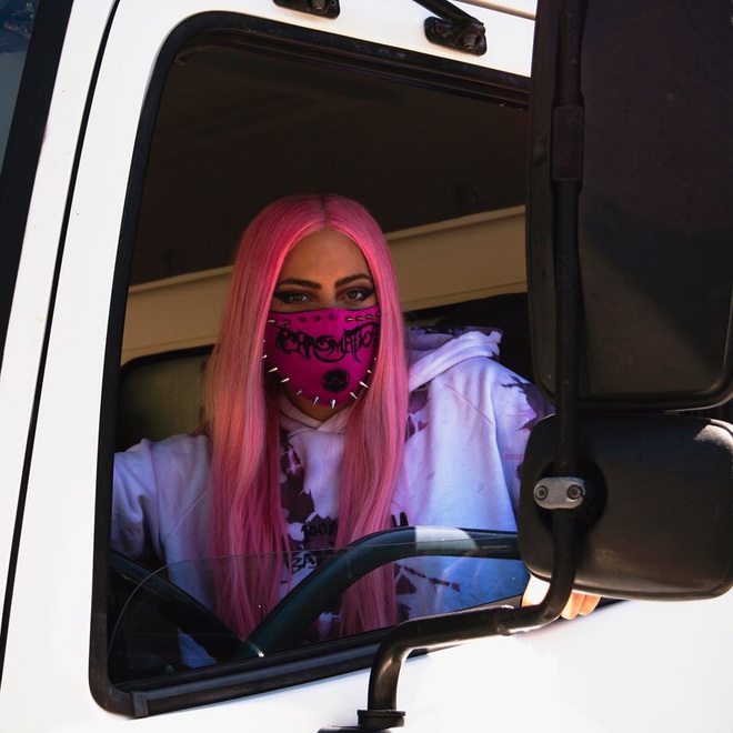 Mẹ quái vật Lady Gaga tái xuất thật rồi: Hết xả thân xoè ô che mưa với Ariana Grande, lại đích thân lái xe chở album đến từng cửa hàng để phòng bị leak? - Ảnh 1.