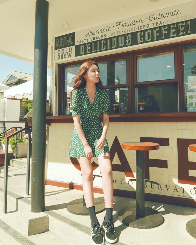 Ngắm Instagram của sao Hàn, bạn sẽ kiếm được kha khá gợi ý váy vóc xinh như mộng diện trong Hè này - Ảnh 7.