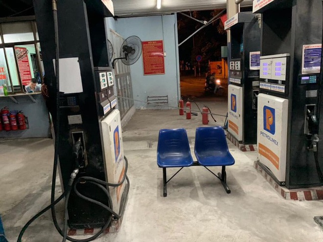 Bồn chứa còn 20 ngàn lít, cây xăng ở Hà Nội vẫn từ chối bán vì hết hàng - Ảnh 1. Bồn chứa còn 20 ngàn lít, cây xăng ở Hà Nội vẫn từ chối bán vì hết hàng - Ảnh 1.