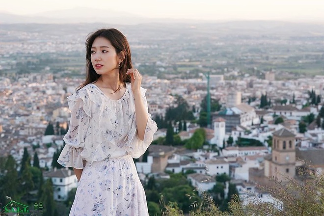 Ngắm Instagram của sao Hàn, bạn sẽ kiếm được kha khá gợi ý váy vóc xinh như mộng diện trong Hè này - Ảnh 9.