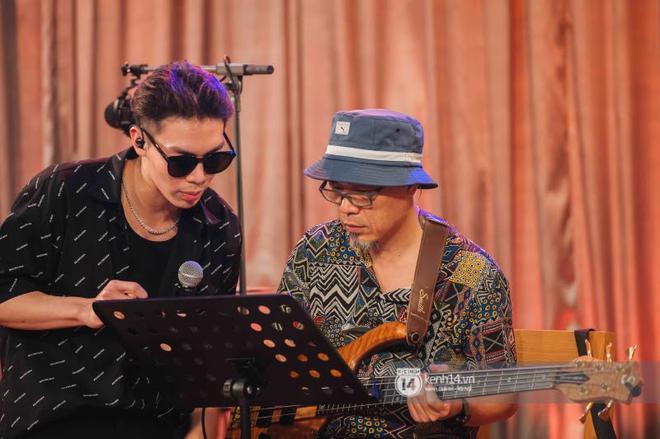 H&ograve;a Minzy v&agrave; Erik th&acirc;n thiết trong buổi tổng duyệt Music Home c&ugrave;ng nhạc sĩ Huy Tuấn, sẽ c&oacute; loạt những li&ecirc;n kh&uacute;c song ca lần đầu được thể hiện? - Ảnh 1.