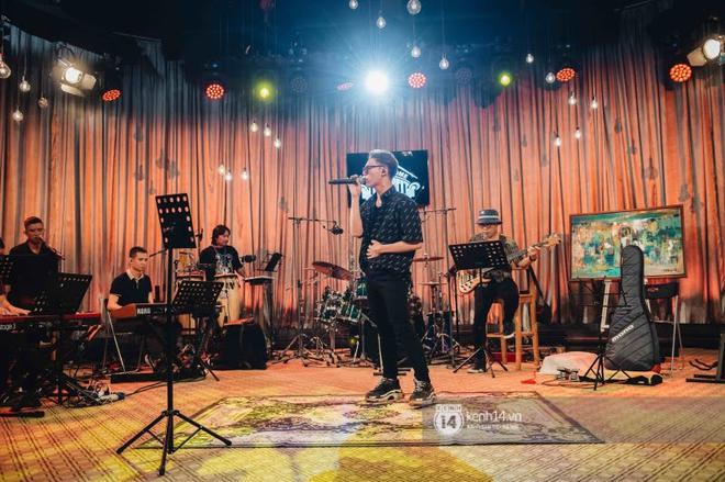 H&ograve;a Minzy v&agrave; Erik th&acirc;n thiết trong buổi tổng duyệt Music Home c&ugrave;ng nhạc sĩ Huy Tuấn, sẽ c&oacute; loạt những li&ecirc;n kh&uacute;c song ca lần đầu được thể hiện? - Ảnh 2.