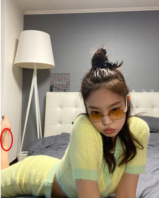 Jennie khoe BST ảnh, fan vui mừng chưa được bao lâu thì lo sốt vó vì phát hiện dấu hiệu lạ trên chân của nữ idol - Ảnh 3.