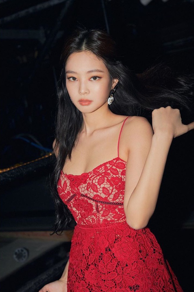 Jennie khoe BST ảnh, fan vui mừng chưa được bao lâu thì lo sốt vó vì phát hiện dấu hiệu lạ trên chân của nữ idol - Ảnh 6.