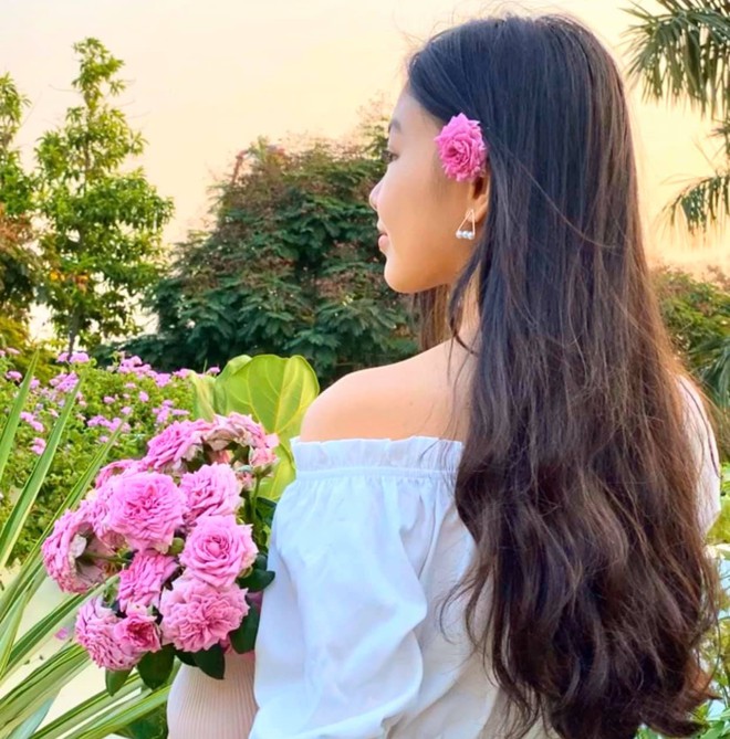 Cực phẩm vườn hồng: Con g&aacute;i MC Quyền Linh khoe t&oacute;c d&agrave;i thướt tha, g&oacute;c nghi&ecirc;ng sắc lẹm như dao rọc giấy - Ảnh 2.