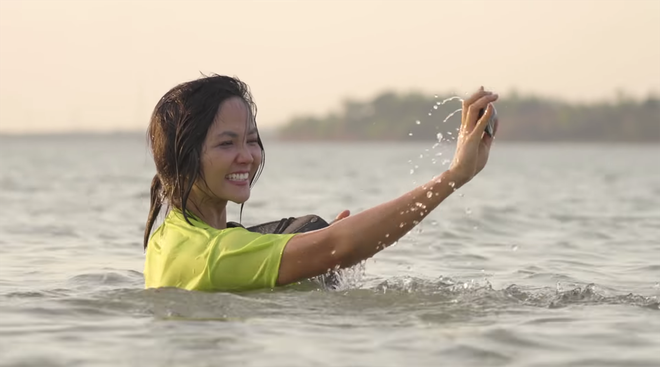 HHen Niê cover màn ngâm nước hai triệu năm của Đen Vâu nhưng lý do lại vô cùng bất ngờ: lội nước để... bắt trai - Ảnh 4.