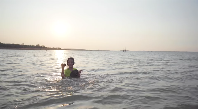 HHen Ni&ecirc; cover m&agrave;n ng&acirc;m nước hai triệu năm của Đen V&acirc;u nhưng l&yacute; do lại v&ocirc; c&ugrave;ng bất ngờ: lội nước để... bắt trai - Ảnh 6.
