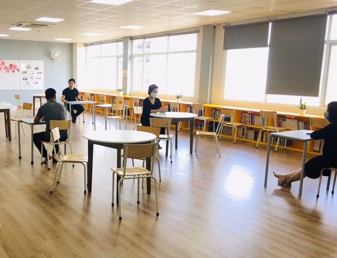 Đ&aacute;nh dấu khoảng c&aacute;ch xếp h&agrave;ng lấy đồ ăn, chia lớp... c&aacute;c trường triển khai h&agrave;ng loạt biện ph&aacute;p bảo đảm ph&ograve;ng chống dịch khi học sinh quay trở lại trường học v&agrave;o ng&agrave;y mai - Ảnh 3.