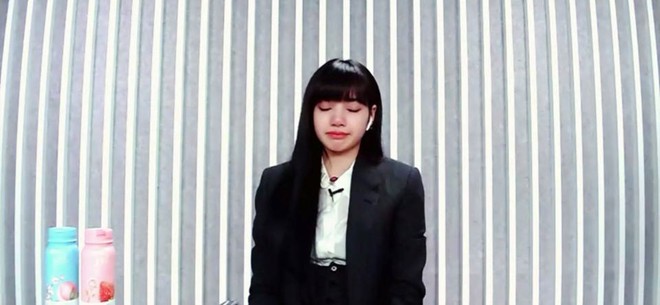 Lisa &ocirc;m đầu bật kh&oacute;c v&igrave; x&uacute;c động khi top 9 Thanh xu&acirc;n c&oacute; bạn ch&iacute;nh thức lộ diện - Ảnh 3.