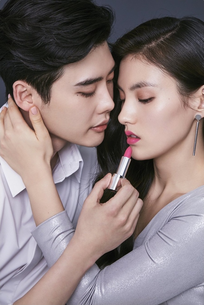 Fan girl khóc thét trước bộ ảnh cực tình của Lee Jong Suk và nữ phụ đang hot của “Quân Vương Bất Diệt” - Ảnh 3.