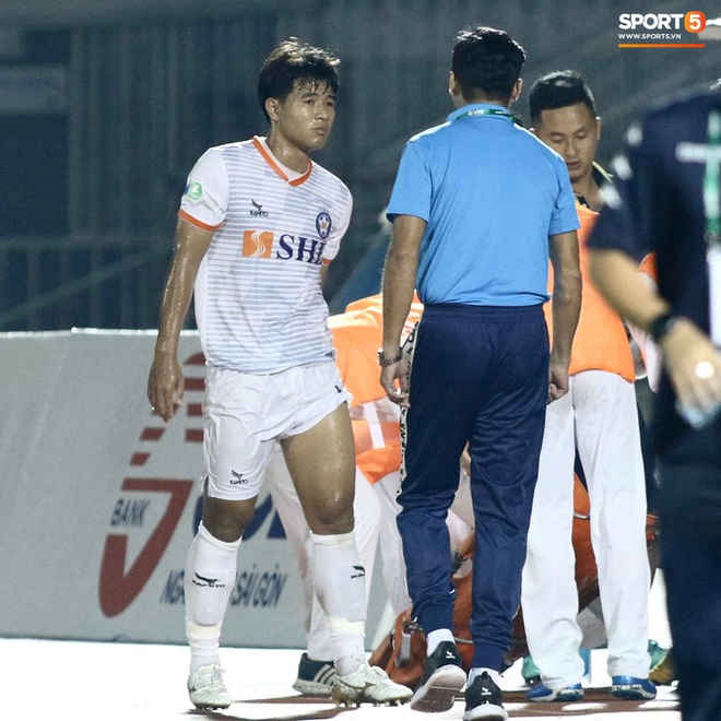 Đức Chinh nhăn nhó rời sân sớm vì chấn thương, Công Phượng lại dự bị: HLV Park Hang-seo có lý do để lo lắng - Ảnh 1.