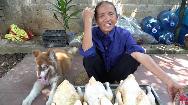 Giữa lúc mẹ đang cắt thịt gà mời mọi người, con trai bà Tân Vlog bỗng có một hành động với em gái nuôi khiến người xem bất ngờ - Ảnh 1.