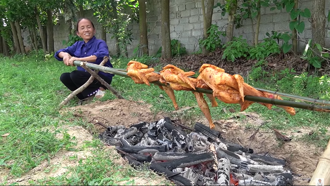 Giữa lúc mẹ đang cắt thịt gà mời mọi người, con trai bà Tân Vlog bỗng có một hành động với em gái nuôi khiến người xem bất ngờ - Ảnh 2.