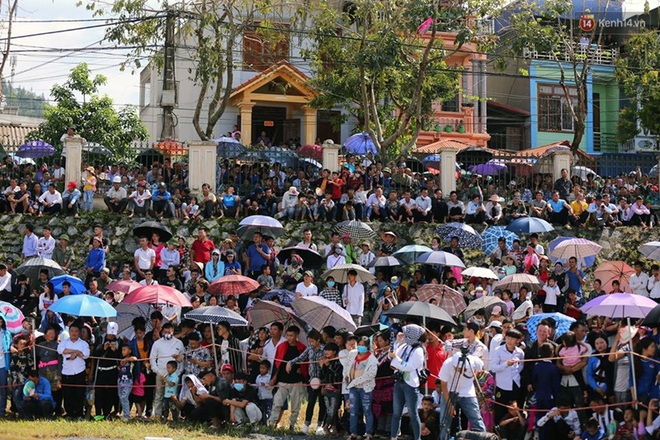 Lần đầu tiên có nài ngựa nữ tham gia đua ngựa Bắc Hà - Ảnh 4.