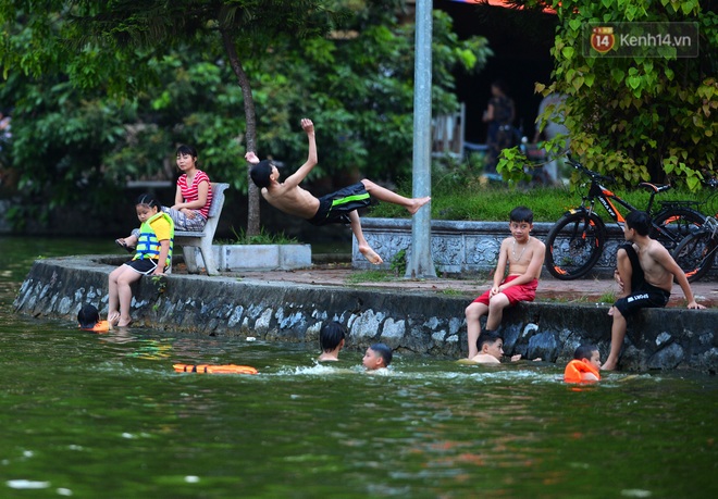 Trẻ em nô đùa dưới làn nước mát tại hồ nước ngàn năm tuổi trong ngày hè oi bức - Ảnh 7.