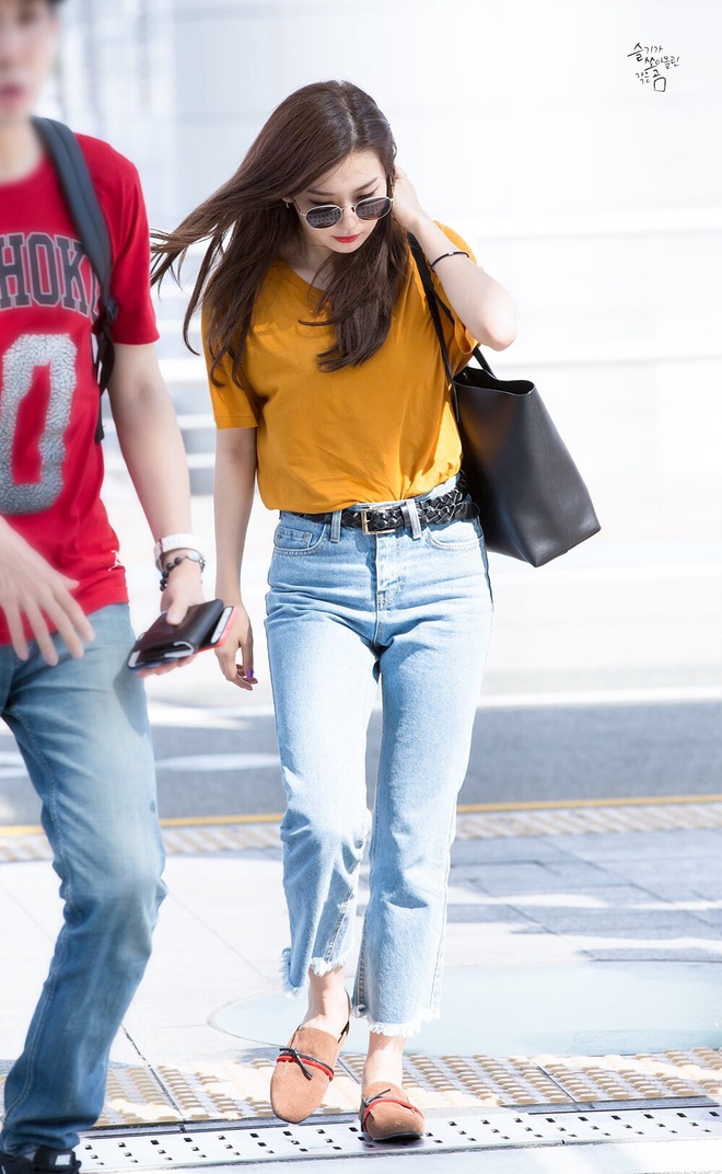 Vẫn l&agrave; quần jeans nhưng qua tay c&aacute;c idol Kpop lại cực chanh sả, hack ch&acirc;n điệu nghệ: Chị em c&oacute; thể ứng dụng từ loạt street style n&agrave;y - Ảnh 7.