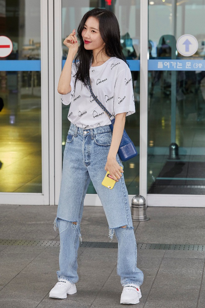 Vẫn l&agrave; quần jeans nhưng qua tay c&aacute;c idol Kpop lại cực chanh sả, hack ch&acirc;n điệu nghệ: Chị em c&oacute; thể ứng dụng từ loạt street style n&agrave;y - Ảnh 9.