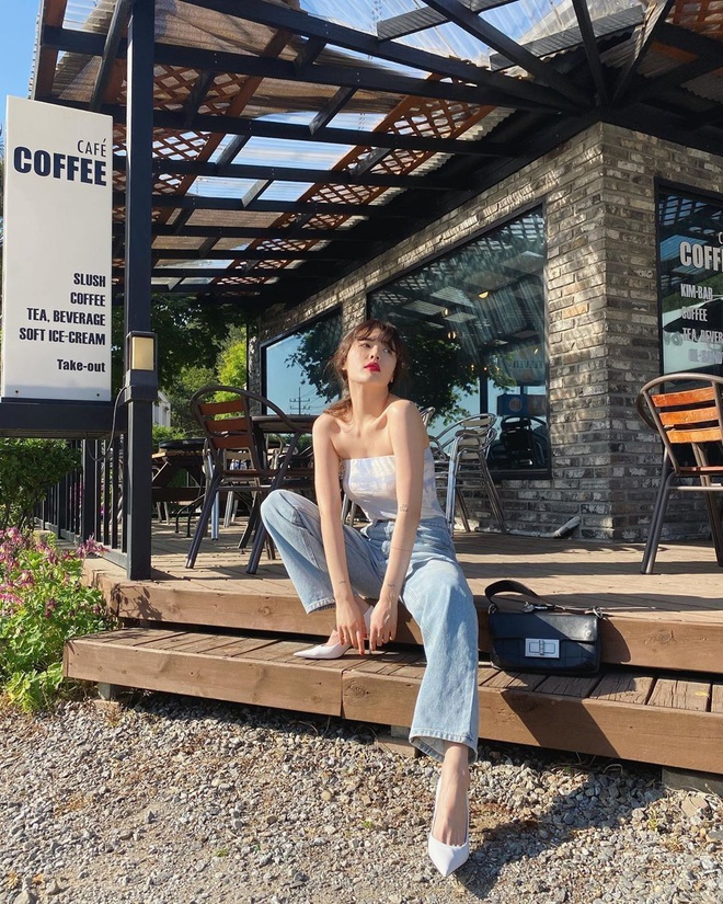 Vẫn l&agrave; quần jeans nhưng qua tay c&aacute;c idol Kpop lại cực chanh sả, hack ch&acirc;n điệu nghệ: Chị em c&oacute; thể ứng dụng từ loạt street style n&agrave;y - Ảnh 11.